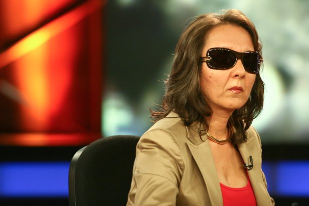 Prof Dr Serap Yazıcı Neden Gözlük Takıyor?