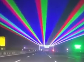 Çin'de Araç Sürücüleri Uyumasın Diye Gök Yüzü Lazer İle Aydınlatıldı!