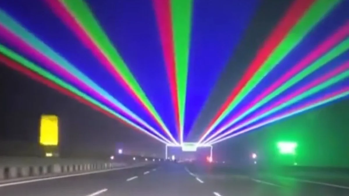 Çin'de Araç Sürücüleri Uyumasın Diye Gök Yüzü Lazer İle Aydınlatıldı!